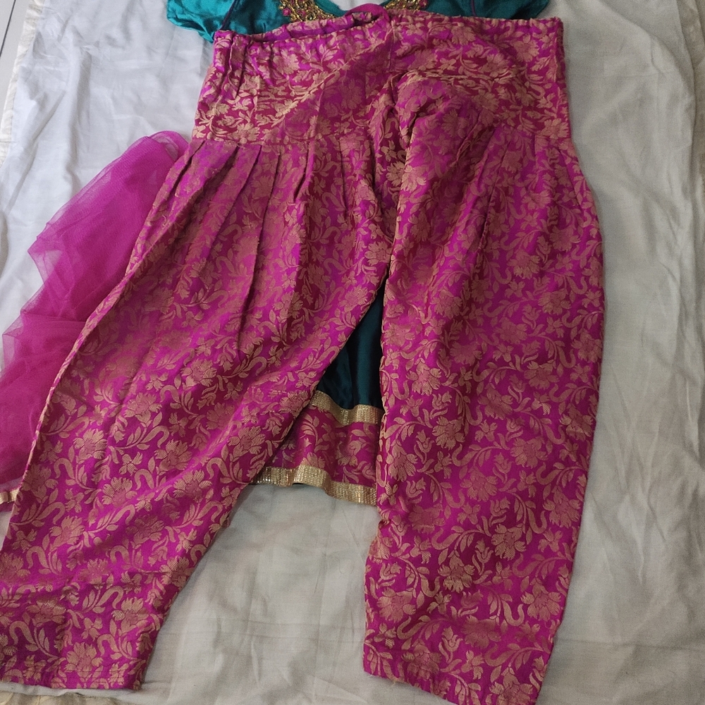 Silk suit - Picture 7 of 10